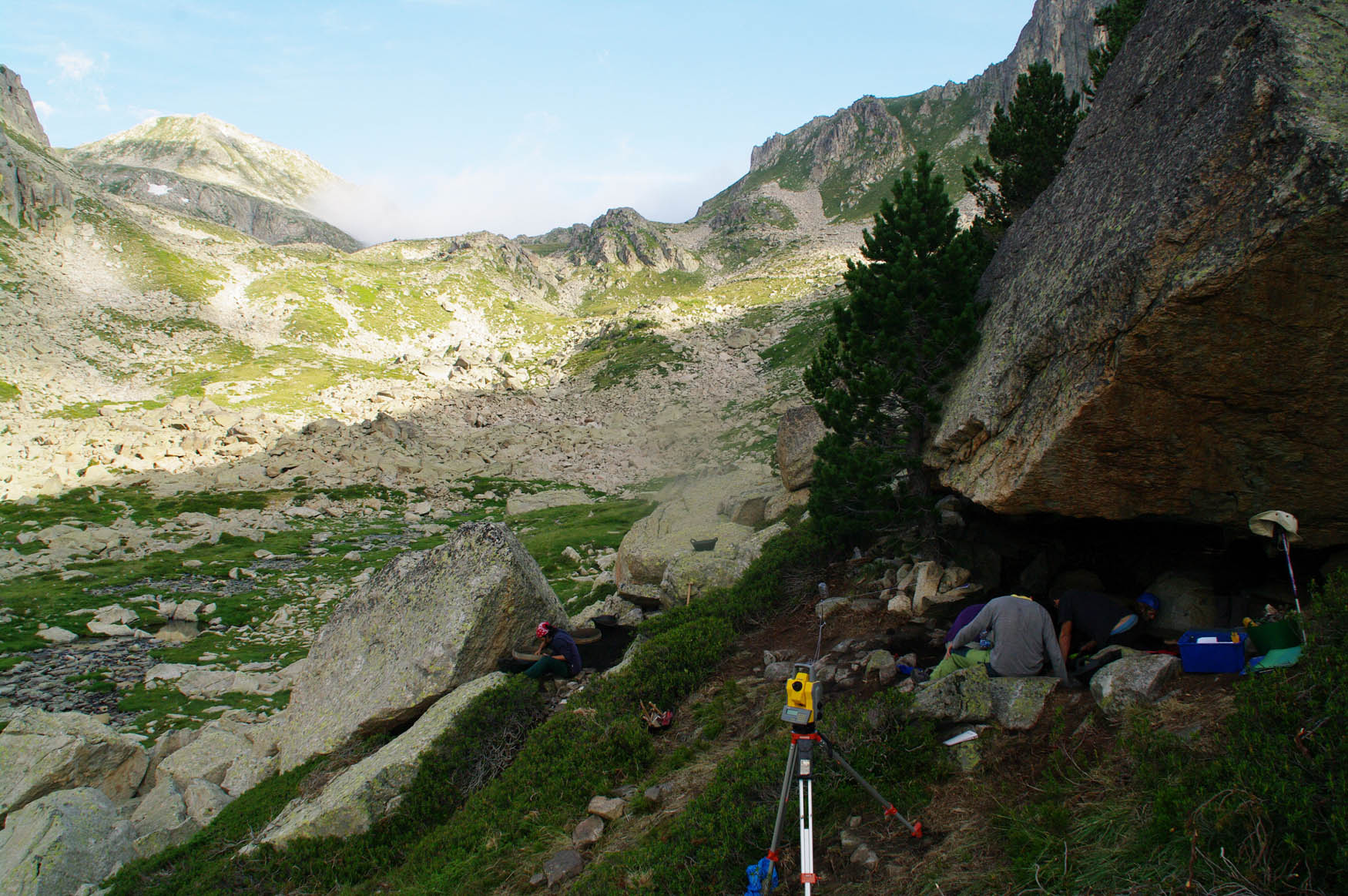 Figure 2
General view of Obagues de Ratera rockshelter during its excavation in 2015.