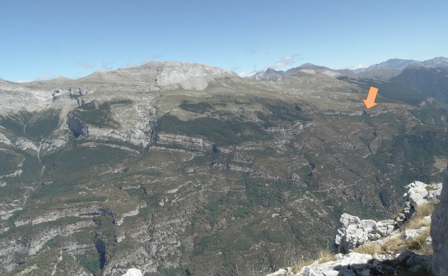 Figure 5
General view of the southern slope of the Sierra de Tucas. The arrow points to the cave of Coro Trasito.