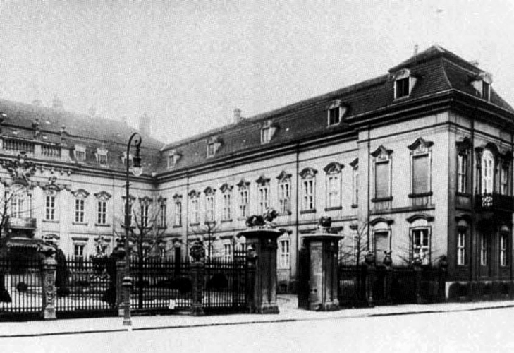 赖默宫右翼、中央部分和庭院的黑白照片