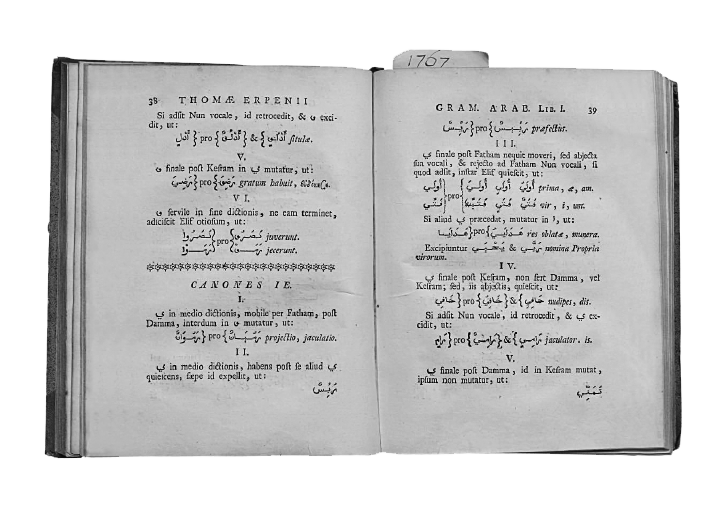 Zwei aufgeschlagene Buchseiten mit arabischem und lateinischem Text